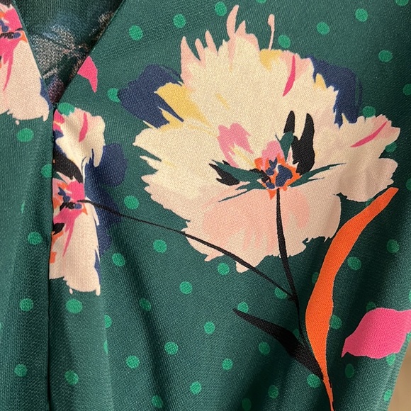 Green belted low cut top - Picture 2 of 2